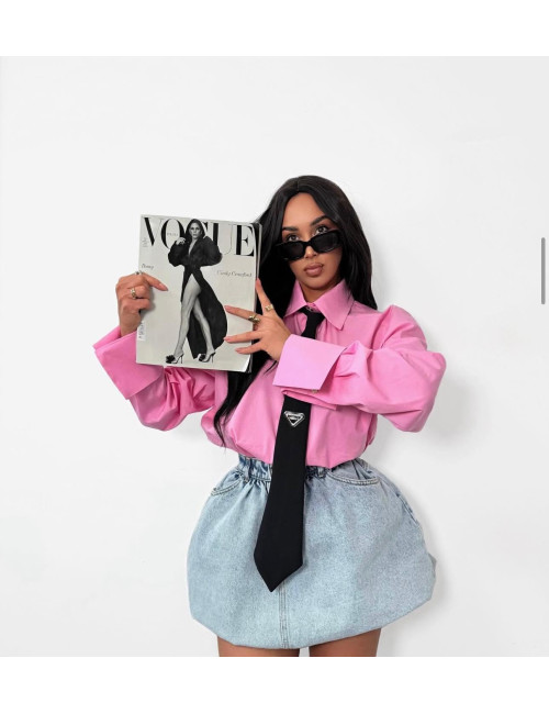 Hemd in Rosa mit schwarzer Krawatte